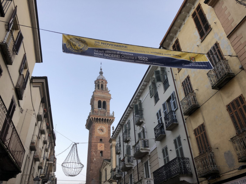 La Torre Civica si illumina per cancro al polmone, violenza sulle donne e prematurità